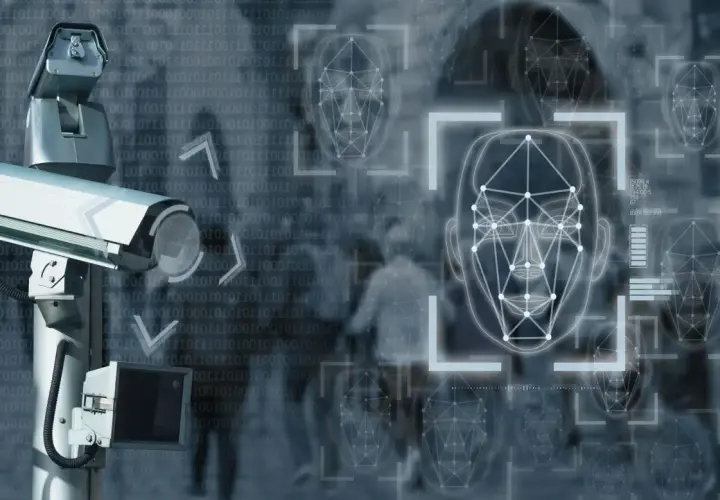 Caméra de surveillance avec analyse faciale. Des visages numérisés apparaissent sur fond de code binaire.