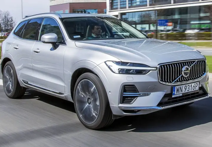 Srebrne Volvo XC60 w ruchu miejskim. Kierowca zastanawia się, ile pali Volvo XC60, gdy jedzie po mieście.