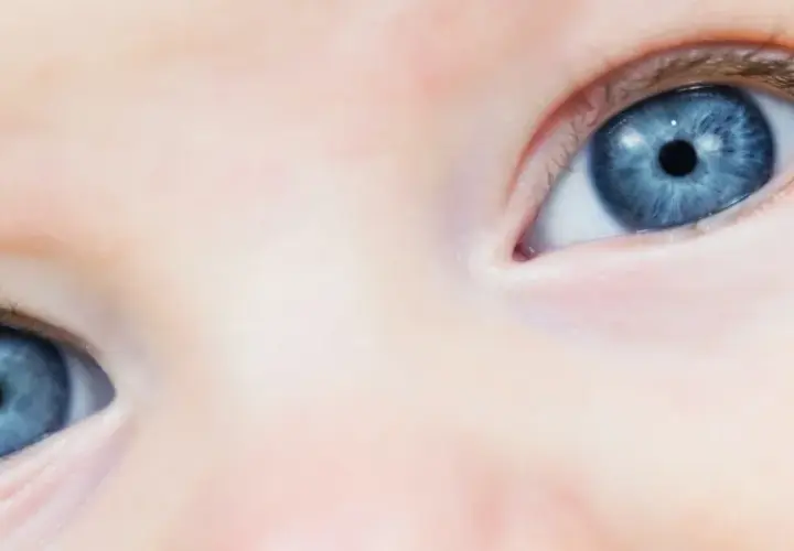 Occhi azzurri di un neonato, un'immagine che cattura la magia dell'evoluzione colore occhi neonato.