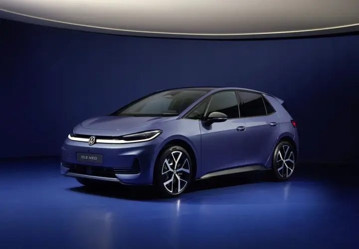 Niebieski VW ID.3 Neo prezentuje nowoczesny design, z charakterystycznym pasem LED i aerodynamiczną sylwetką.