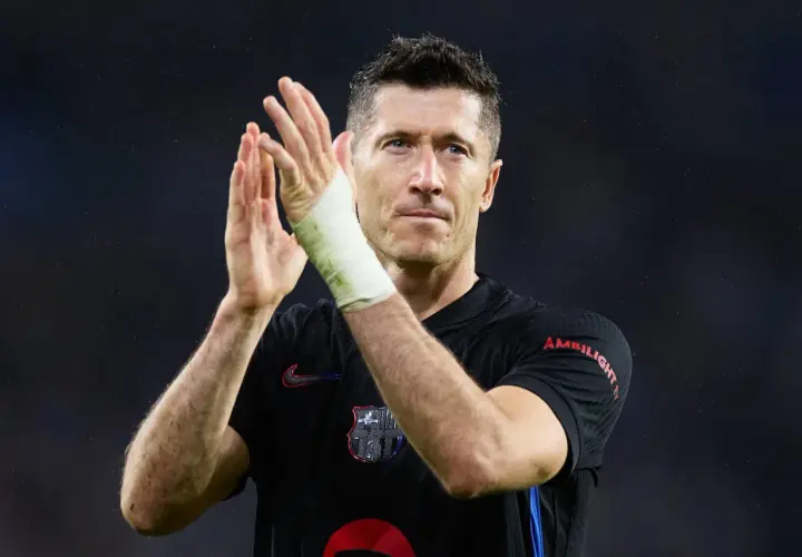 Robert Lewandowski, czołowy napastnik, który walczy o pozycję w klasyfikacji strzelców Ligi Mistrzów, klaszcze w dłonie.