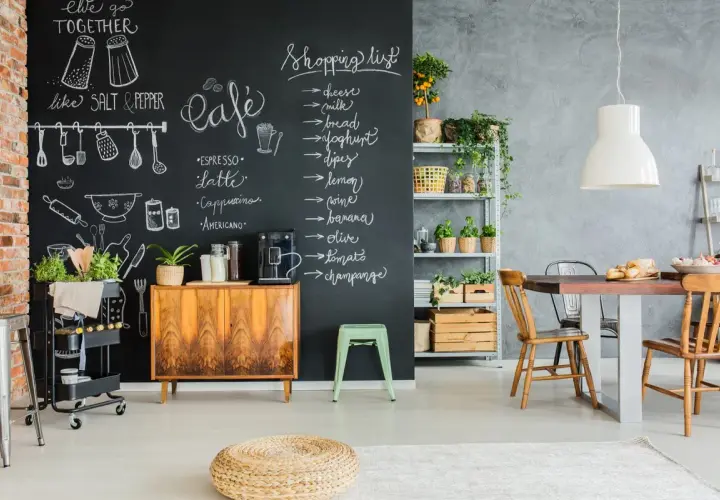 Kreative Ideen für einen kleinen Partyraum: Tafelwand mit Einkaufsliste und Café-Menü, Vintage-Schrank, Pflanzen und Essbereich.
