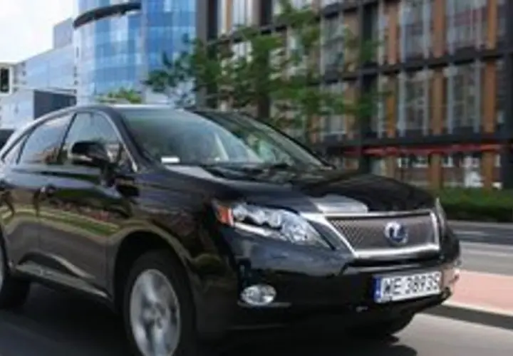 Jaki samochód ma Tusk? Oto Lexus RX 450h i jego tajemnice