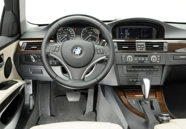 BMW E90 330d - doskonały wybór czy pułapka? Oto najważniejsze informacje.