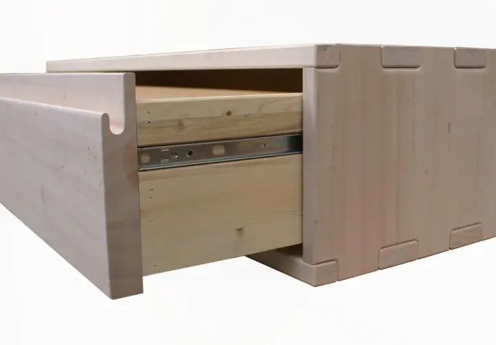 Cassetto in legno con guide metalliche a vista, pronto per sostituire guide cassetti in legno.