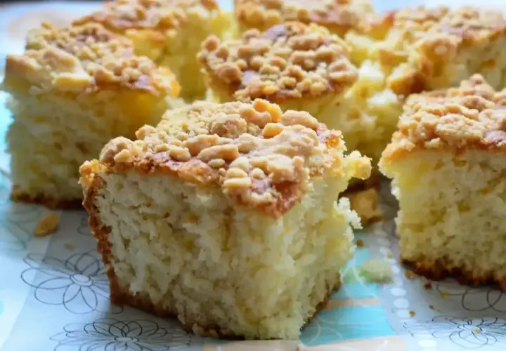 Puszyste i wilgotne ciasto drożdżowe z kruszonką. Idealne na każdą okazję, zachwyca smakiem i aromatem.