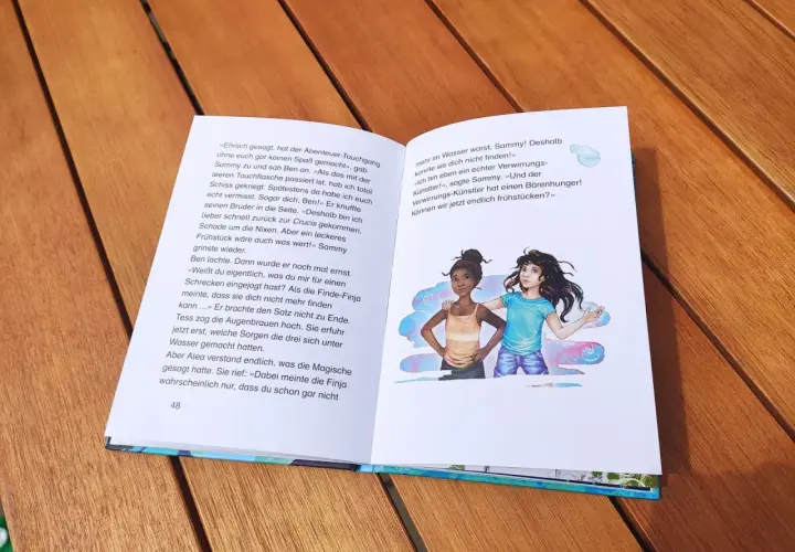 Zwei Mädchen auf einer Buchseite, die über das Abenteuer von Alea Aquarius und die Reihenfolge der Ereignisse spricht.