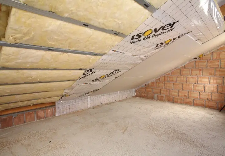 Izolacja poddasza z wełny mineralnej i folii paroizolacyjnej. Wkrótce ściany pokryje regips.