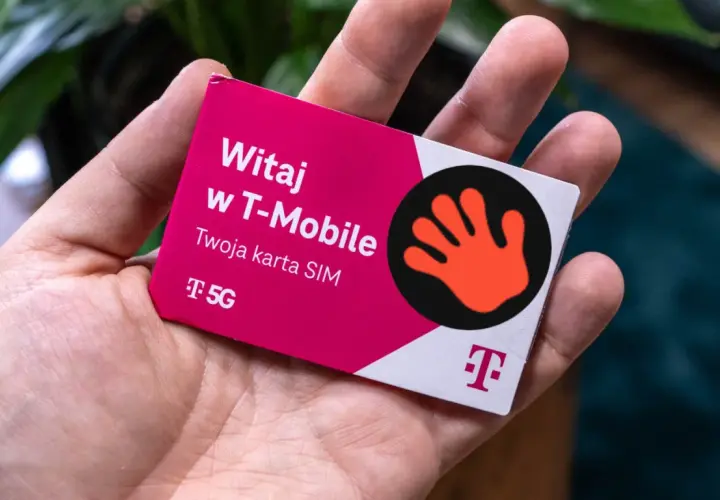 Dłoń trzyma kartę SIM T-Mobile. Oferta T-Mobile na kartę za 25 zł to świetny start.