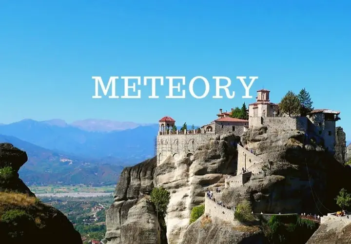 Skaliste klasztory Meteory w Grecji, wpisane na listę UNESCO, górują nad doliną.