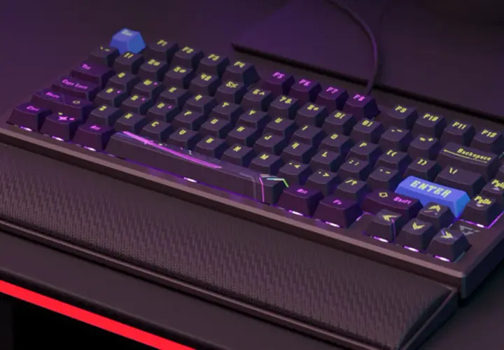 Klawiatura gamingowa z podświetleniem RGB, klawiszem Enter w kolorze niebieskim i pomarańczowym Delete. Styl nordic.
