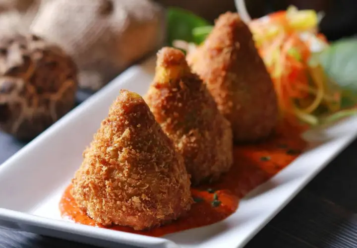 Złociste arancini, idealne na przystawkę. Ten przepis na arancini zachwyci każdego!