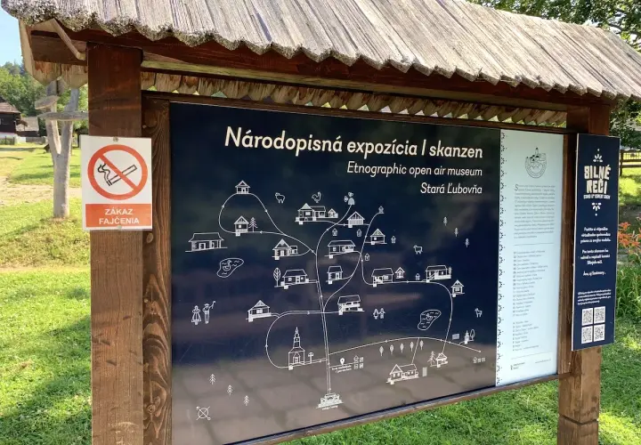 Mapa skansenu w Starej Lubovli. Tablica informacyjna z mapą etnograficznego muzeum na wolnym powietrzu.