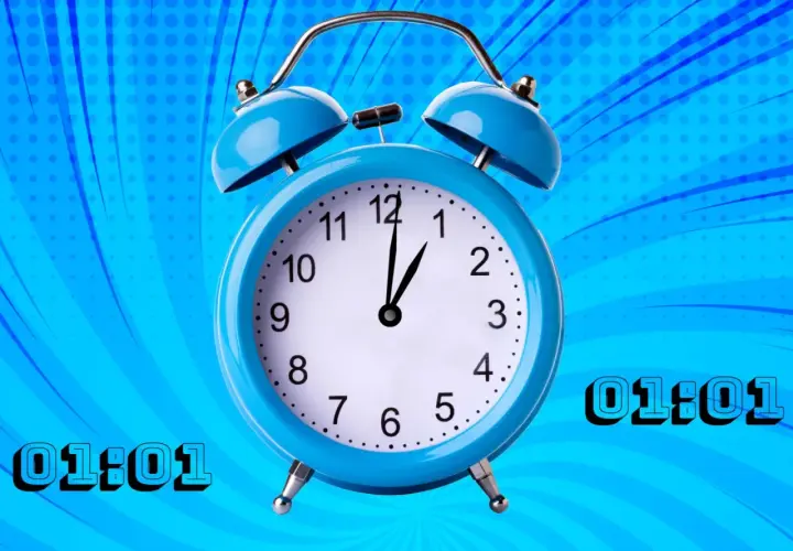 Reloj despertador azul con el número 01:01, que representa el significado espiritual de nuevos comienzos y oportunidades.