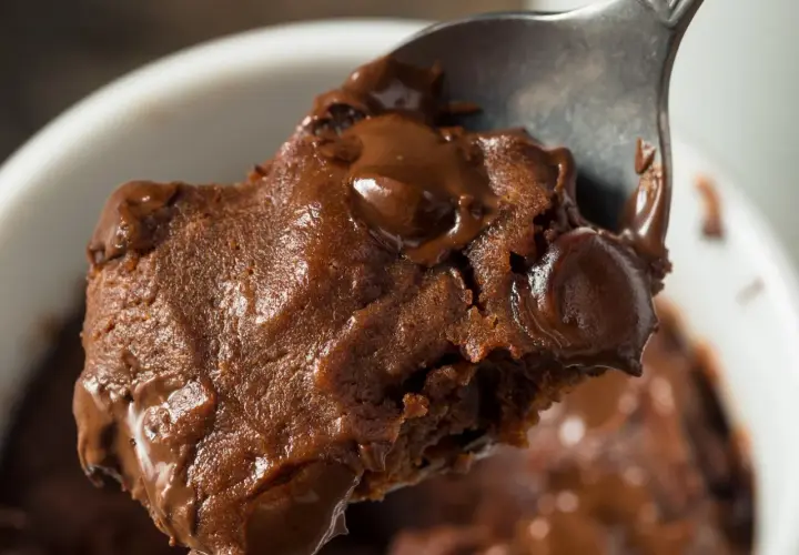 Łyżka z porcją pysznej, pieczonej owsianki brownie z roztopioną czekoladą.