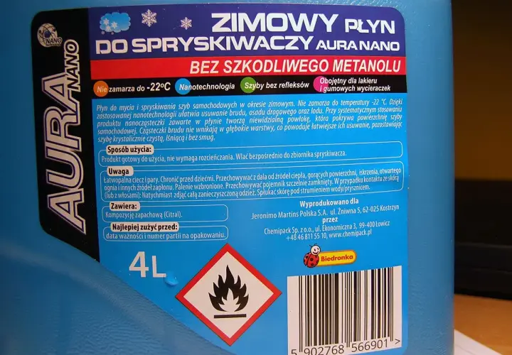Zimowy płyn do spryskiwaczy Aura Nano bez metanolu. Jego skład to nanotechnologia ułatwiająca czyszczenie szyb. Pojemność 4L.