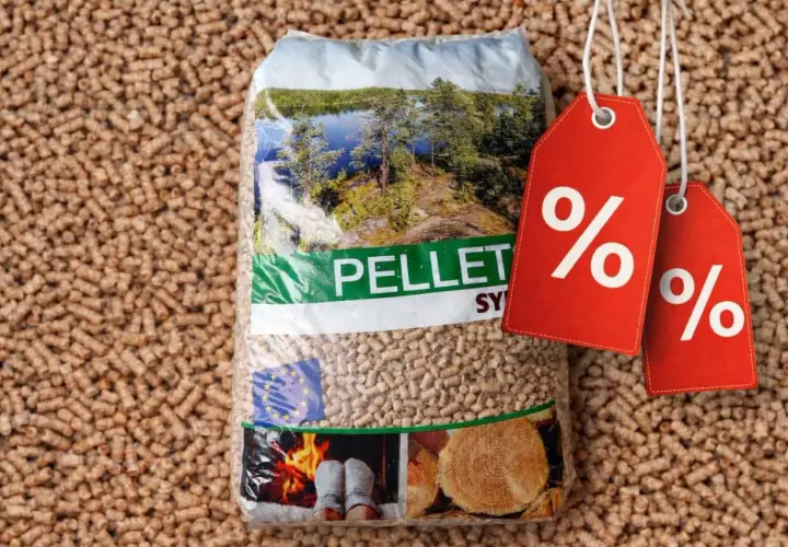 Worek pelletu Sylva Pomorskie na tle drobnych ziarenek. Dwa czerwone kupony z procentami sugerują promocję.