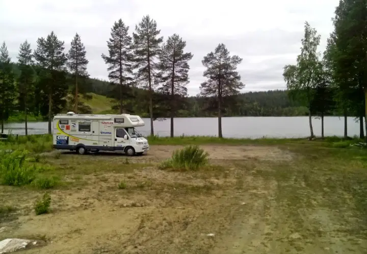 Kamper w Finlandii nad jeziorem, otoczony sosnami. Idealne miejsce na spokojny wypoczynek.