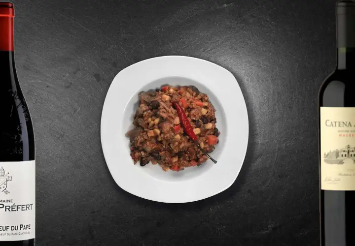 Un plat de chili con carne épicé, avec une bouteille de Châteauneuf du Pape et un Malbec. Quel vin avec chili con carne ?
