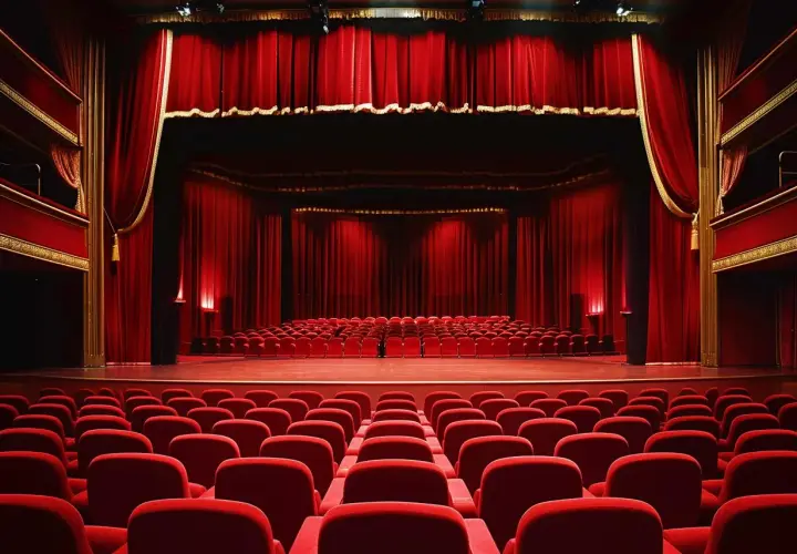 Czerwone aksamitne fotele i zasłony w teatrze rozrywki w Chorzowie czekają na widzów.