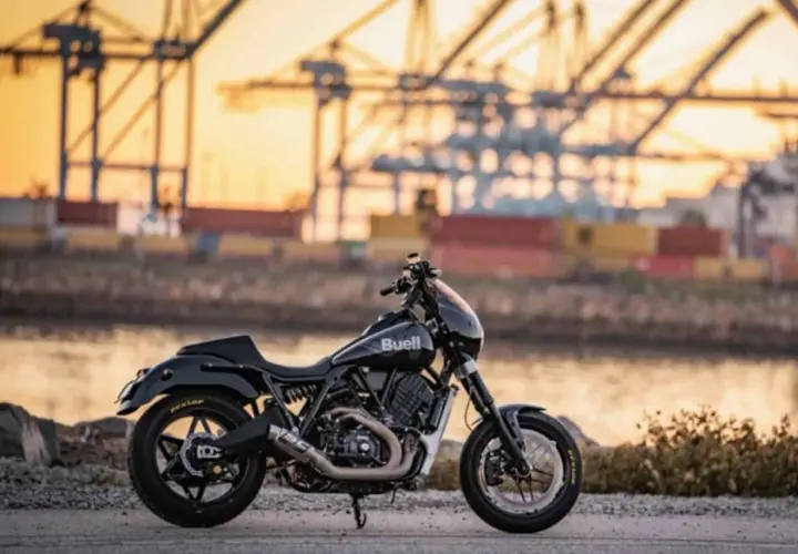 Buell super cruiser negra, lista para la aventura portuaria al atardecer.