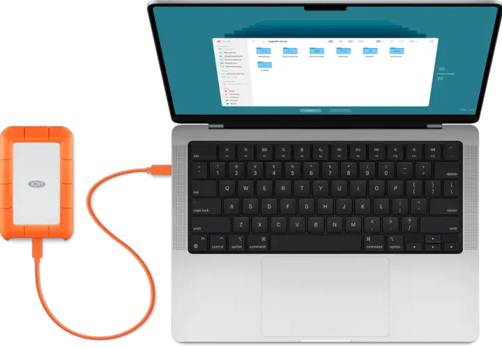 Ein Laptop mit externer Festplatte, bereit für den time machine backup starten.