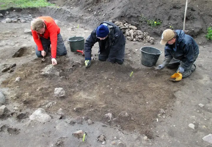 Archeologowie ostrożnie badają ziemię, szukając śladów przeszłości.