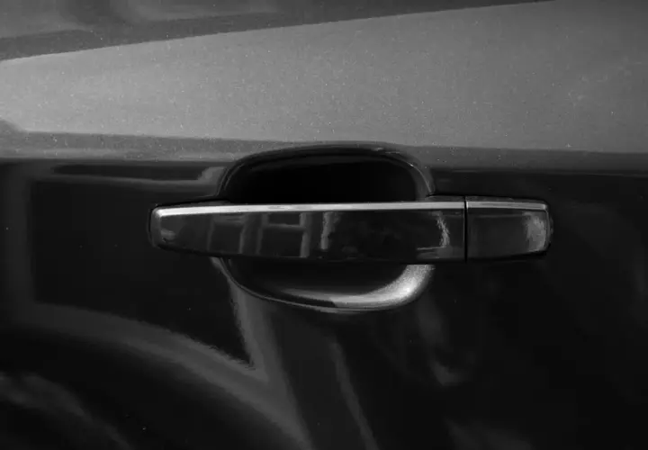 Dettaglio maniglia porta auto, pronta per essere sostituita.