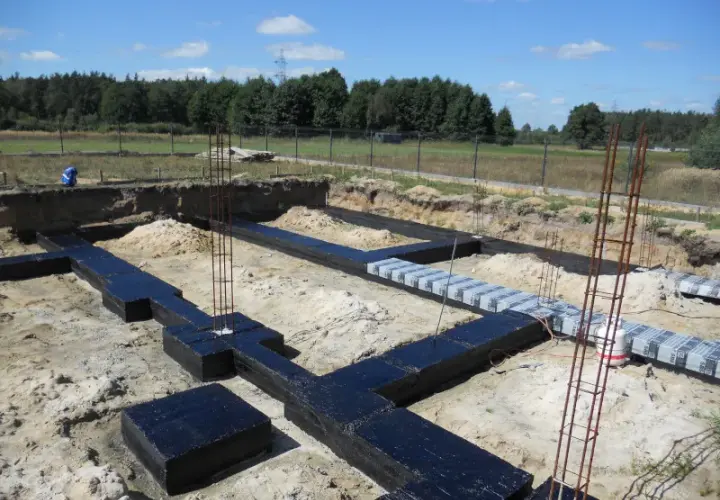 Jak zabezpieczyć fundamenty na zimę, aby uniknąć kosztownych uszkodzeń