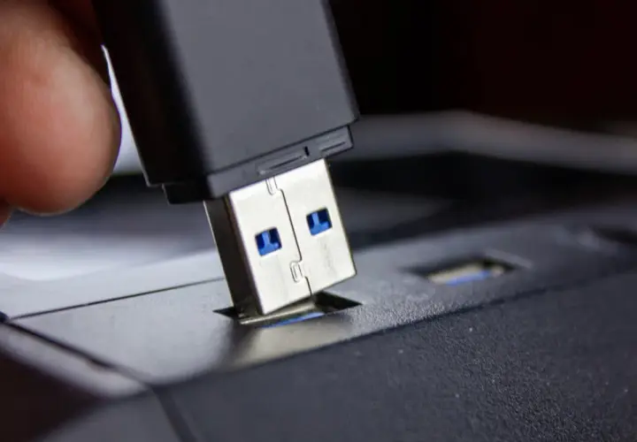 Telefon nie widzi pendrive'a? 5 kroków do rozwiązania problemu!