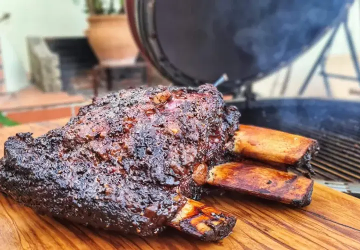 Côte de bœuf Black Angus fumée, juteuse et caramélisée, prête à être dégustée.