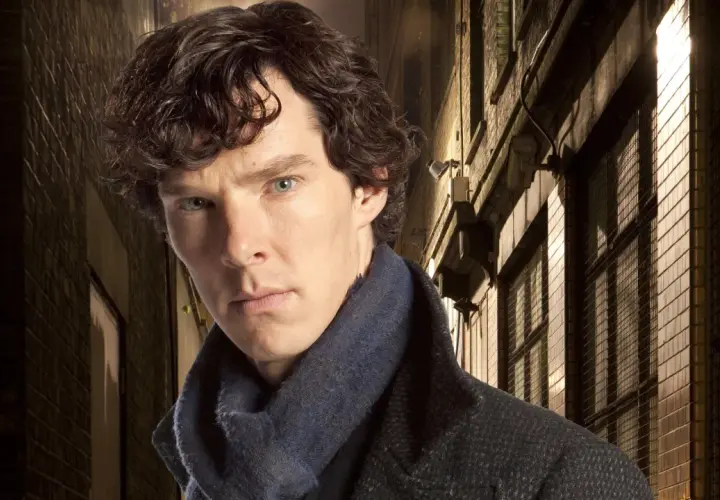 Benedict Cumberbatch w roli Sherlocka Holmesa, ikona seriali i filmów. Jego spojrzenie zapowiada kolejne zagadki.
