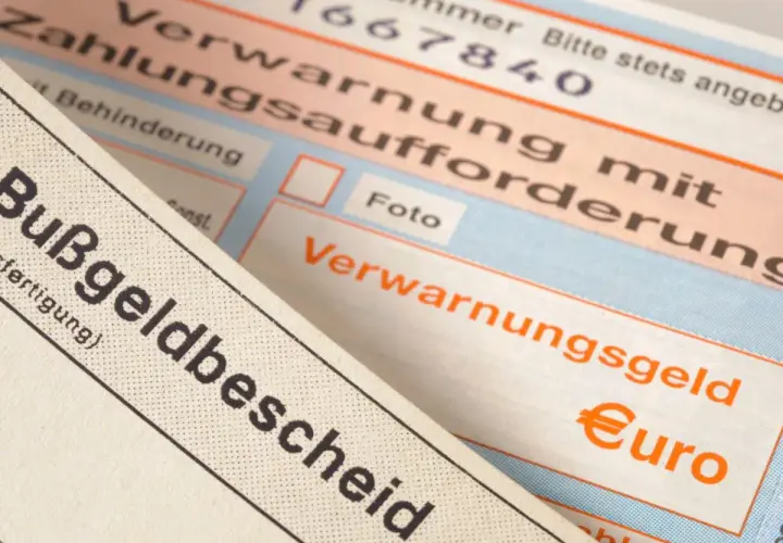 Zbliżenie na niemieckie mandaty, w tym "Bußgeldbescheid" i "Verwarnungsgeld".