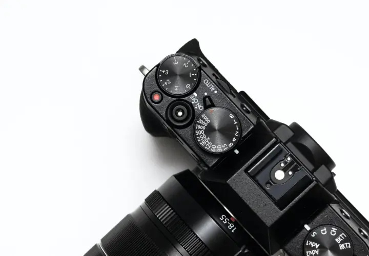 Chcesz wiedzieć, jak zostać fotografem? Poznaj tajniki aparatu: pokrętła ekspozycji, ISO i trybów fotografowania.
