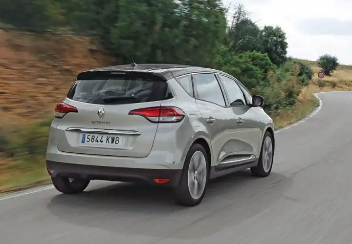 Renault Scenic plateada en carretera. El motor 1.7 dci 150cv puede presentar problemas, pero este coche parece rodar sin ellos.