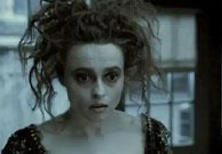 Helena Bonham Carter jako Bellatrix Lestrange w Harry Potterze, z rozczochranymi włosami i przerażonym wyrazem twarzy.