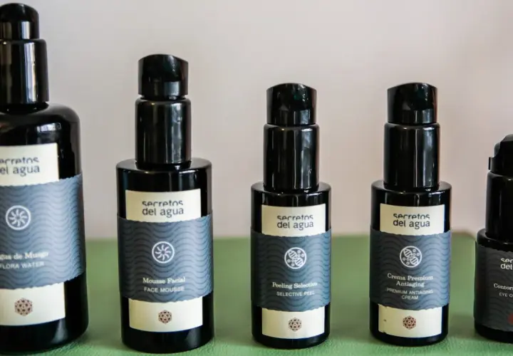 Cinco envases de productos de belleza "Secretos del Agua": agua de musgo, mousse facial, peeling selectivo, crema antiaging y contorno de ojos.