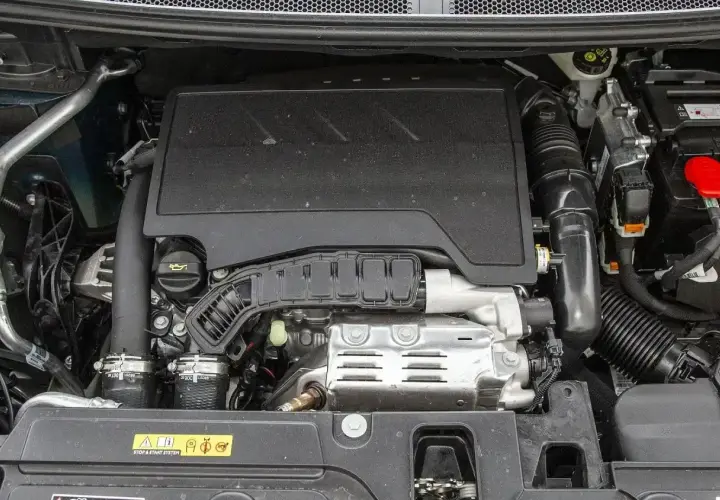 Silnik w Peugeot 3008 2010. Widoczny system Start-Stop.