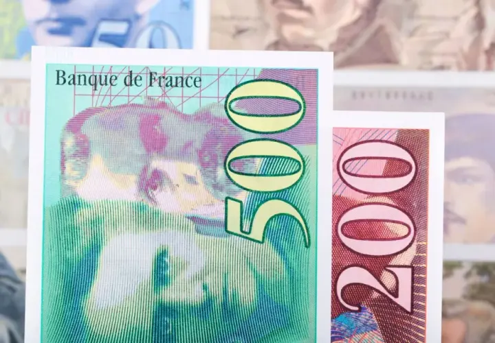 Fragmenty dawnej waluty Francji: banknot 500 franków z Banque de France i 200 franków.