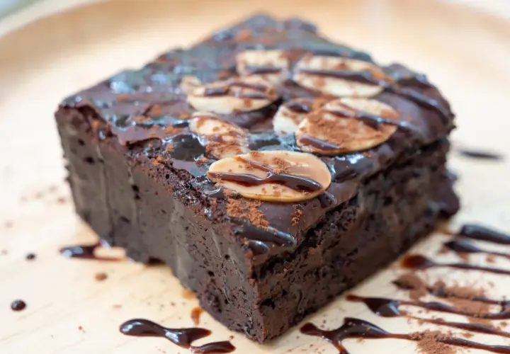 Wilgotne, czekoladowe ciasto z migdałami i polewą, idealne na klasyczne brownie przepis.
