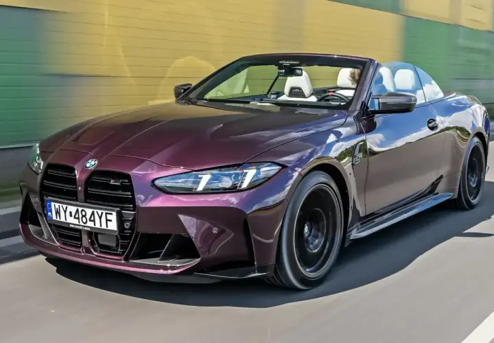 M4 CS kabriolet w kolorze śliwkowym sunie po drodze.