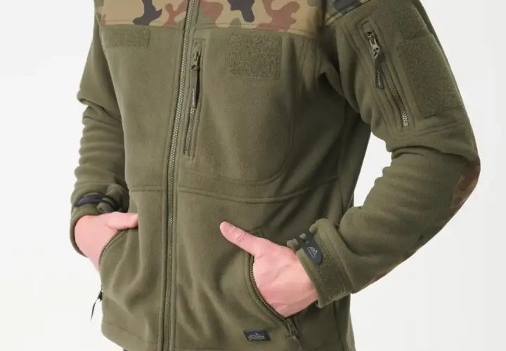 Męska bluza Helikon Infantry w kolorze oliwkowym, z kamuflażem na ramionach i łokciach. Praktyczna, z wieloma kieszeniami.