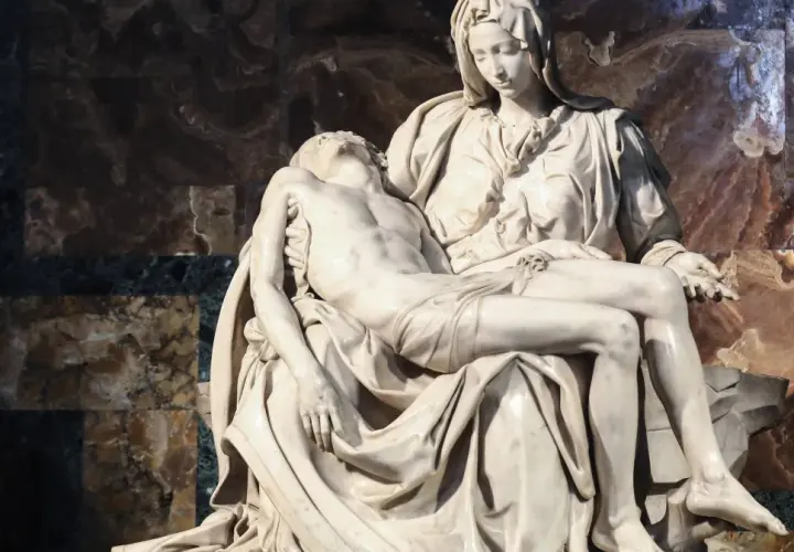 Pieta Michała Anioła, arcydzieło rzeźby, przedstawia Matkę Boską trzymającą martwe ciało Chrystusa.