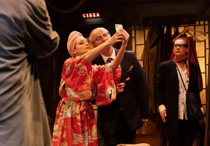 Aktorzy na scenie Och-Teatru robią sobie selfie.
