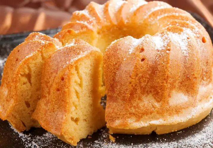 Puszysta babka wielkanocna, oprószona cukrem pudrem. Idealna na święta, gdy szukasz sprawdzonego babka wielkanocna przepis.