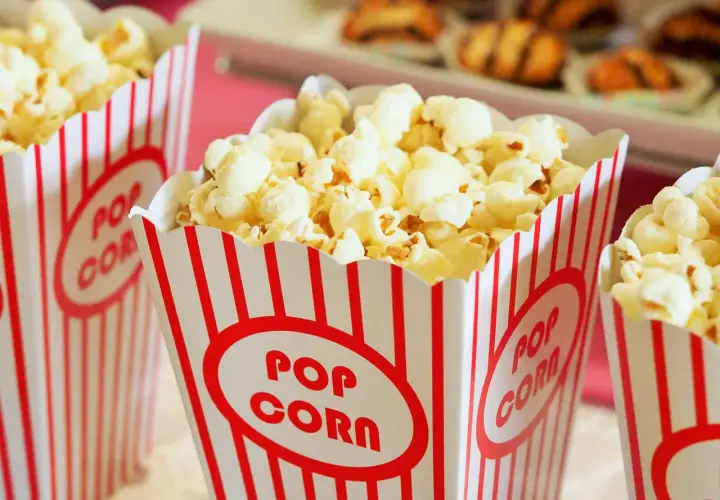 Pyszny popcorn w kubeczkach z napisem "POP CORN". Zastanawiasz się, czy pies może jeść popcorn? Lepiej nie ryzykuj!