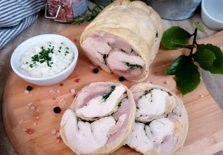 Galantyna z kurczaka, soczysta i aromatyczna, podana z kremowym sosem. Idealna na uroczysty obiad.
