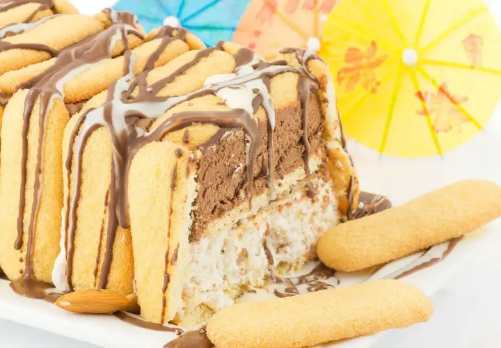 Delizioso zuccotto gelato, un tripudio di cioccolato e crema, decorato con savoiardi e mandorle. Perfetto per un'estate golosa!