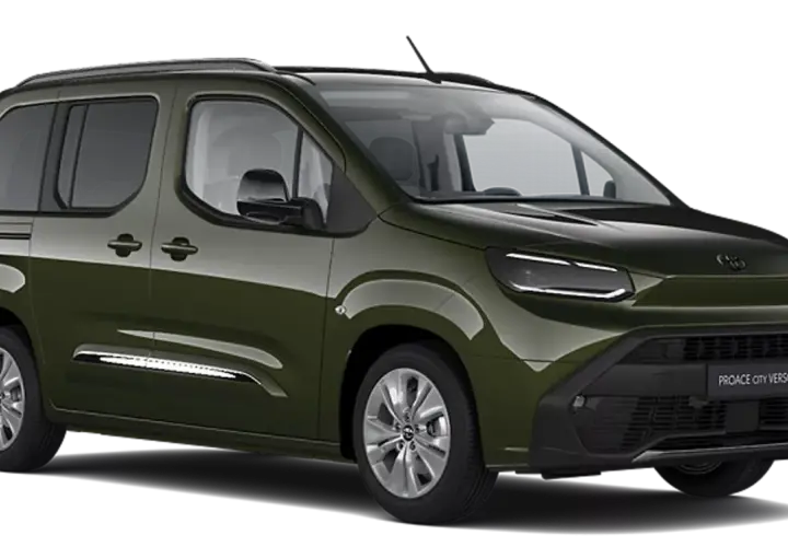 Zielony Toyota Proace City Verso, wszechstronny van, idealny na rodzinne wypady i przewóz ładunków.