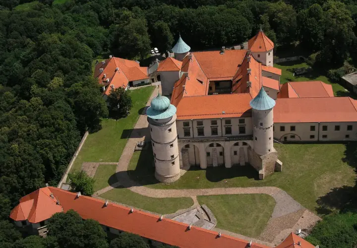 Zamek w Wiśniczu z lotu ptaka. Ciekawostki o jego historii i architekturze zachwycają.